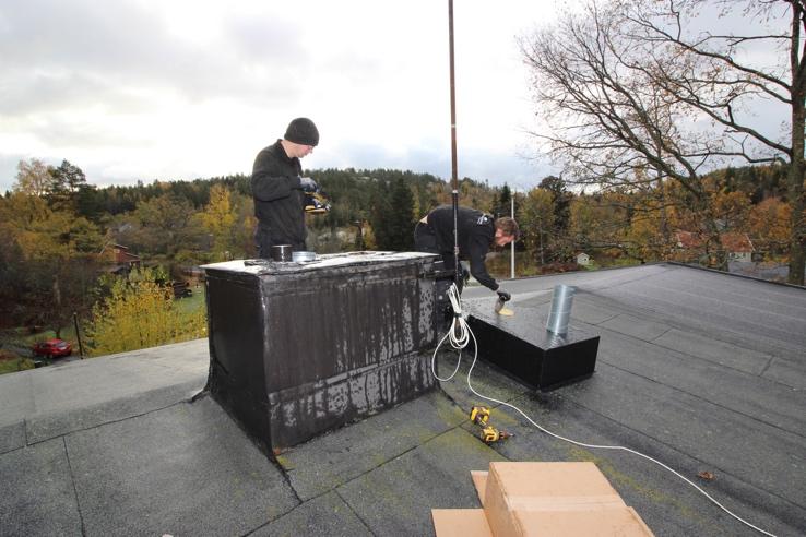 Ventilationsfirma installerar suglåda för att förbättra ventilationen i en fastighet i Stockholm